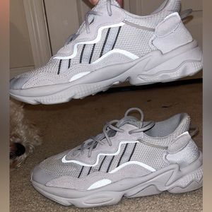 I’m selling Big Kids size 7 Adidas Ozweege. Like New! VERY Comfortable